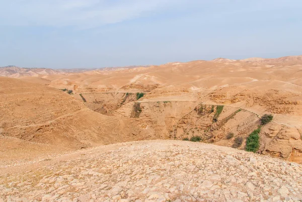 Wadi Qelt en el desierto de Judea alrededor del Monasterio Ortodoxo de San Jorge —  Fotos de Stock