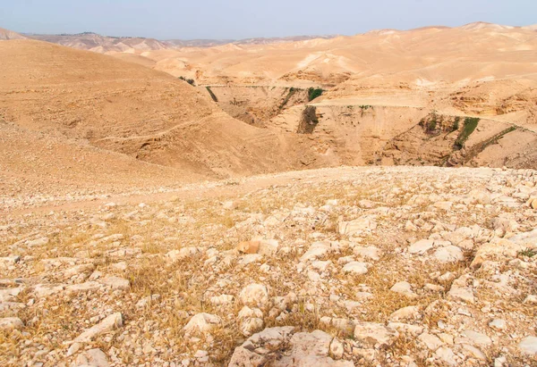 Wadi Qelt en el desierto de Judea alrededor del Monasterio Ortodoxo de San Jorge —  Fotos de Stock