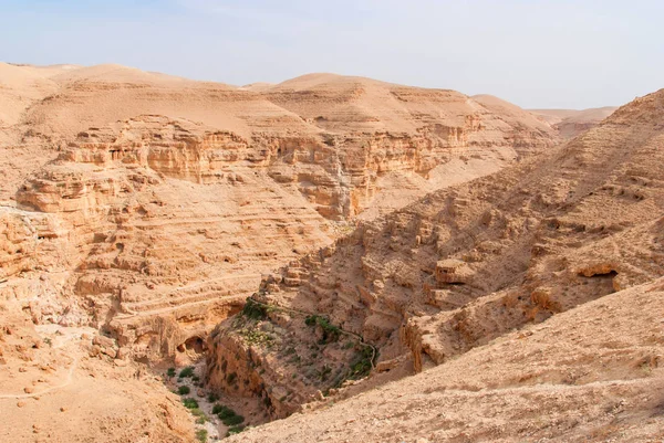 A következő reptér környékén: St. George ortodox kolostor júdeai sivatagban a Wadi Qelt — Stock Fotó