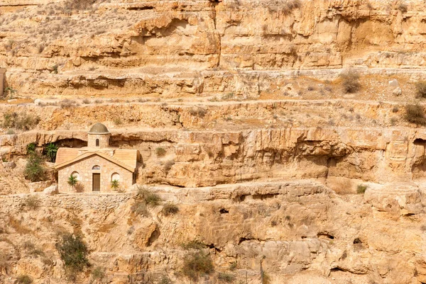 St. George-ortodoxt kloster ligger i Wadi Qelt. — Stockfoto