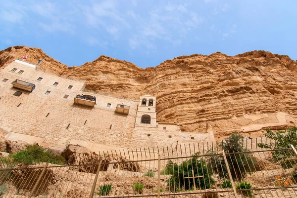 St. George-ortodoxt kloster ligger i Wadi Qelt. — Stockfoto