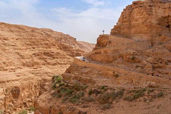 Wadi Qelt dans le désert de Judée autour du monastère orthodoxe Saint-Georges — Photo