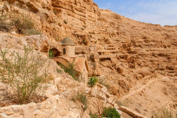 St. George-ortodoxt kloster ligger i Wadi Qelt. — Stockfoto