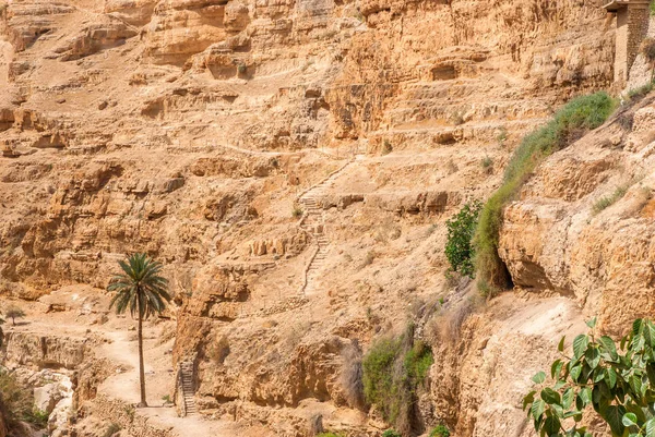 Wadi Qelt nel deserto della Giudea intorno al monastero ortodosso di San Giorgio — Foto Stock