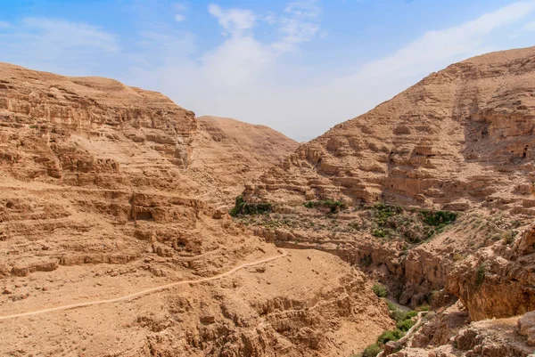 Wadi Qelt en el desierto de Judea alrededor del Monasterio Ortodoxo de San Jorge — Foto de Stock