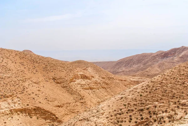 Wadi Qelt dans le désert de Judée autour du monastère orthodoxe Saint-Georges — Photo