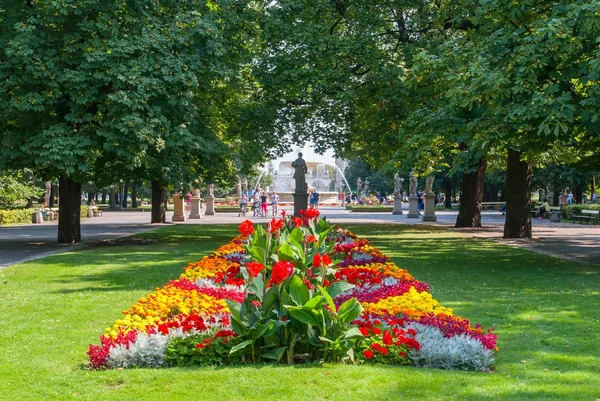 Saksilainen puutarha Varsovassa, Puola — kuvapankkivalokuva