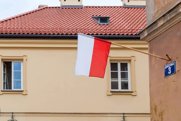 Varşova'daki duvarda Polonya bayrağı sallayarak — Stok fotoğraf