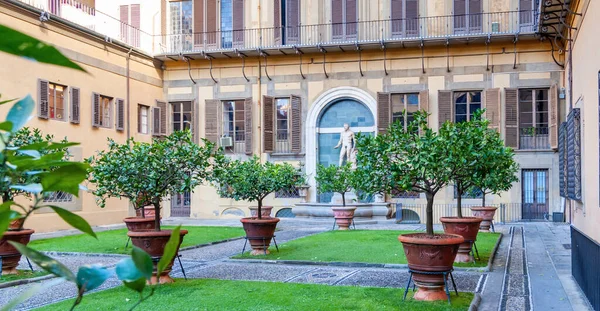 Pátio exterior do Palácio Medici Riccardi, que tem um jardim italiano com estátuas e banheiras com plantas . — Fotografia de Stock