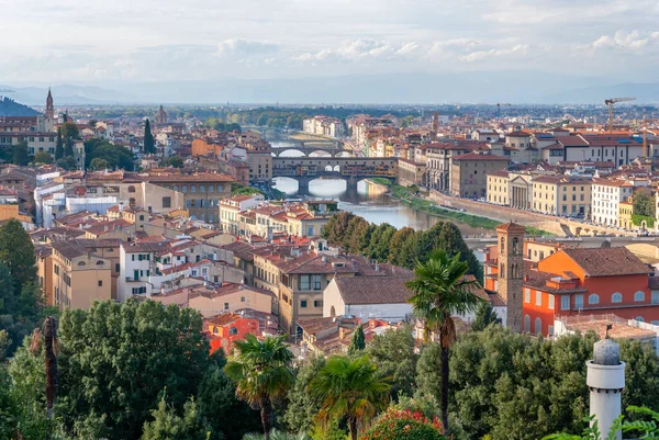 Hermoso paisaje urbano de Florencia, con los puentes sobre el río Arno —  Fotos de Stock