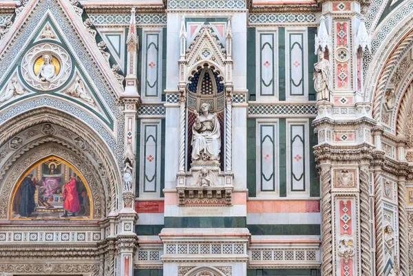 佛罗伦萨大教堂Duomo Basilica di santa maria del fiore的细节 — 图库照片