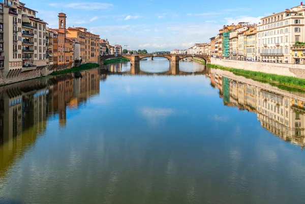 Vista da ponte de pedra sobre o rio Arno em Florença, Toscana, Itália . — Fotografia de Stock