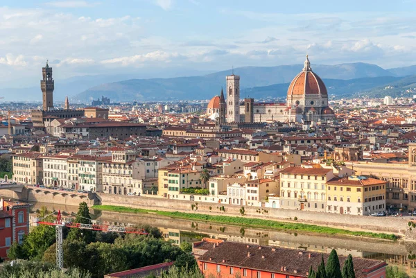 Krásný výhled na hart úžasné Florencie města a katedrály při východu slunce, Florencie. — Stock fotografie