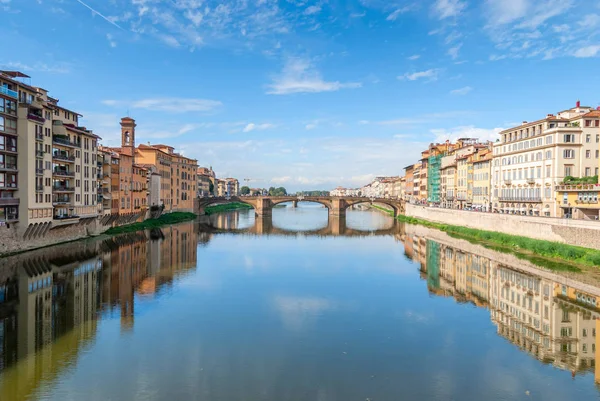 Veduta del ponte in pietra sull'Arno a Firenze, Toscana, Italia . — Foto Stock