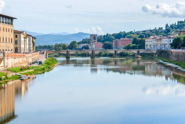 Vista da ponte de pedra sobre o rio Arno em Florença, Toscana, Itália — Fotografia de Stock