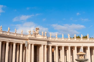 Vatikan 'daki Aziz Peter Meydanı Roma' da Gian Lorenzo Bernini tarafından inşa edildi..