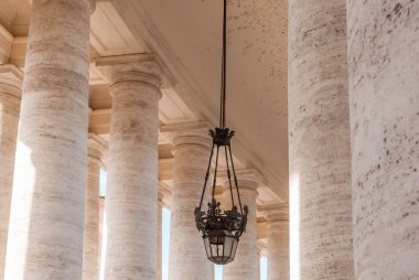 Vatikan 'daki Aziz Peter Meydanı. Gian Lorenzo Bernini tarafından inşa edilmiş. İtalya.