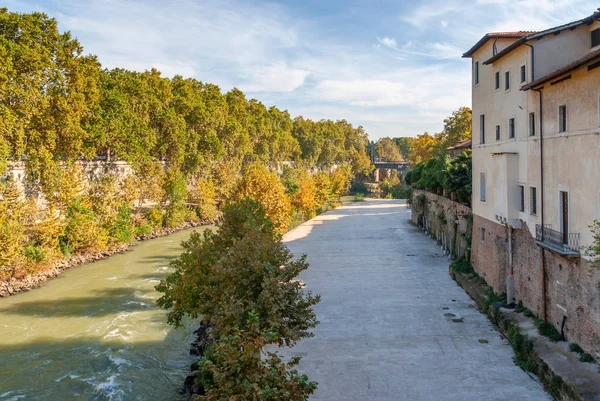 Νήσος Τίβερης Isola Tiberina στον ποταμό Τίβερη στη Ρώμη, — Φωτογραφία Αρχείου