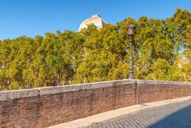 Roma 'da Tiber Nehri üzerindeki Fabricius Köprüsü,