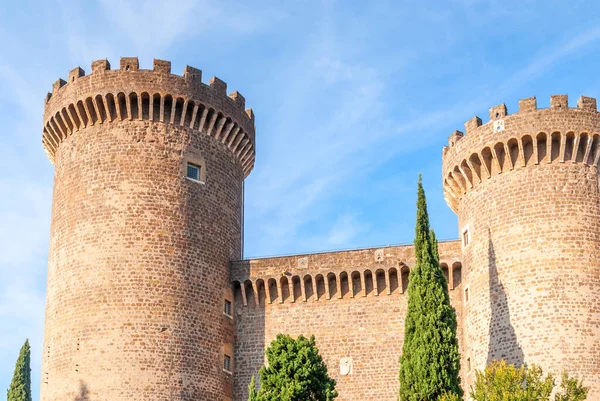 Forntida slott med torn av Rocca Pia i centrum av Tivoli, — Stockfoto