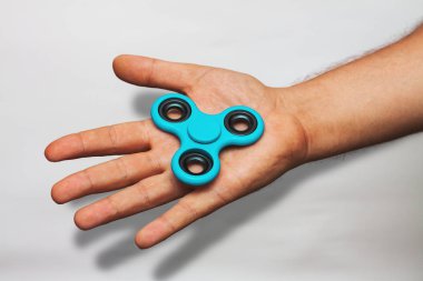 genç bir adam üzerinde isolat bir topluca spinner ile oynarken Close-Up