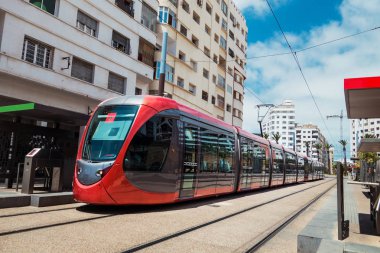 demiryoluna güneşli bir günde - Casablanca - Moro geçen bir tramvay