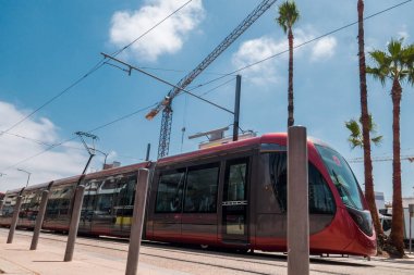 Bir inşaat site agains geçen bir tramvay düşük açılı görünümü