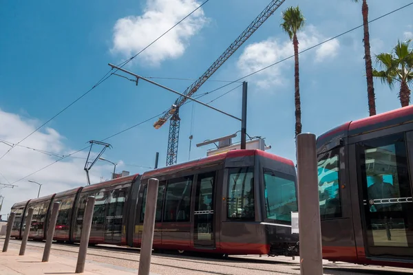 Bir inşaat site agains geçen bir tramvay düşük açılı görünümü