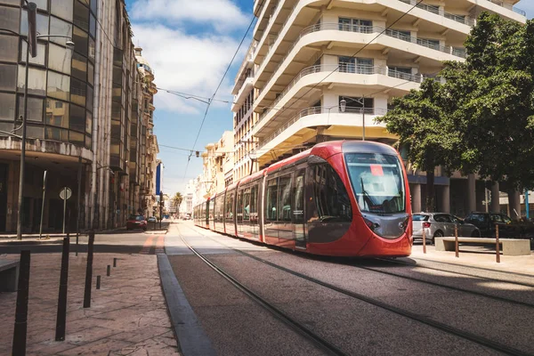 demiryoluna güneşli bir günde - Casablanca - Moro geçen bir tramvay