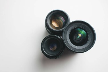 Kamera Lensler bir grup beyaz bir yüzeye görmek