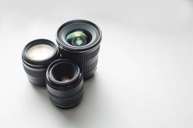 Kamera Lensler bir grup beyaz bir yüzeye görmek