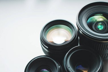 Kamera Lensler bir grup beyaz bir yüzeye görmek