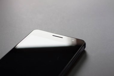 bir tablo üzerinde bir cep telefonu parçası Close-Up