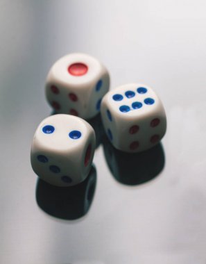 dices izole arka plan üzerinde görmek