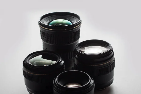 Γκρο πλαν θέα μια ομάδα από τους φακούς της κάμερας σε μια λευκή επιφάνεια — Φωτογραφία Αρχείου