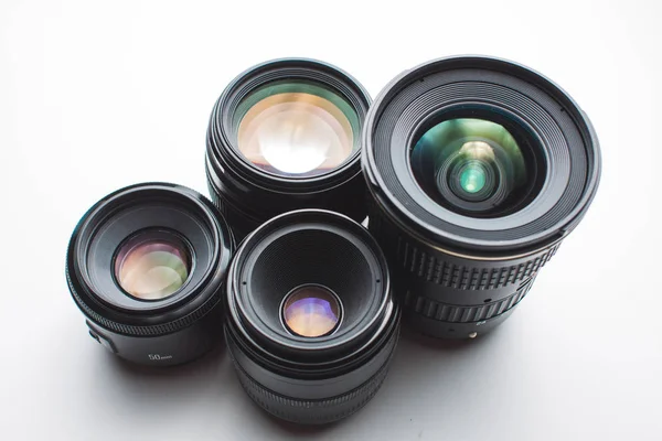 Detailní zobrazení skupiny čoček fotoaparátů na bílý povrch — Stock fotografie