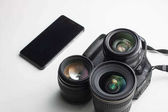 Detail skupiny objektivy fotoaparátů a mobilních telefonů na bílé