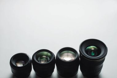 Kamera Lensler bir grup beyaz bir yüzeye görmek