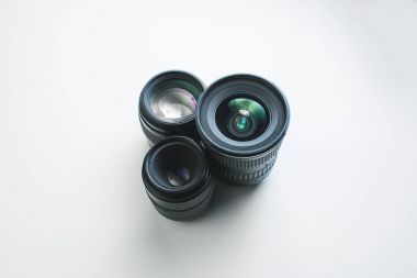 Kamera Lensler bir grup beyaz bir yüzeye görmek