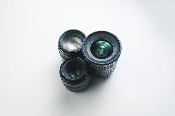 Крупный план группы объективов камеры на белой поверхности — стоковое фото