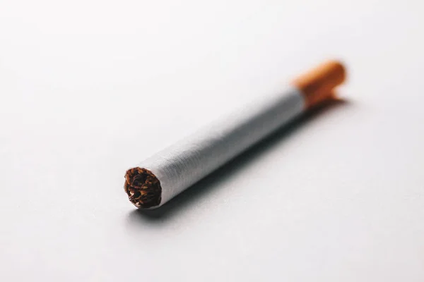 Primo piano di una sigaretta su una superficie vuota — Foto Stock