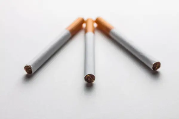 Primo piano di un gruppo di sigarette su una superficie vuota — Foto Stock