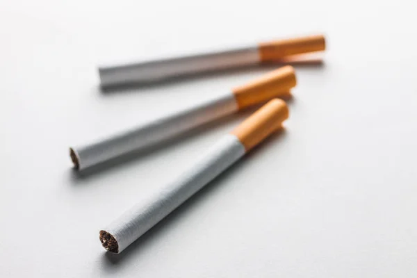 Primo piano di una sigaretta su una superficie vuota — Foto Stock