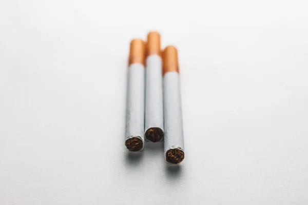 Primo piano di un gruppo di sigarette su una superficie vuota — Foto Stock
