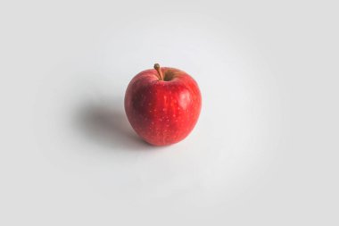 taze kırmızı elma beyaz bir arka planda görmek