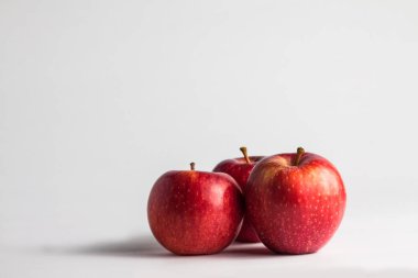 Beyaz bir arka plan üzerinde taze kırmızı elma görmek