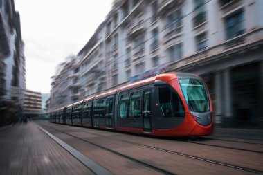 Casablanca, Fas sokaklarında hareketli bir tramvay