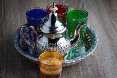 Fas çaydanlık ve bardak ahşap bir masa üzerinde yakın çekim