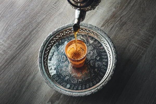 Fas geleneksel çay potu ve cam gümüş p yakın çekim