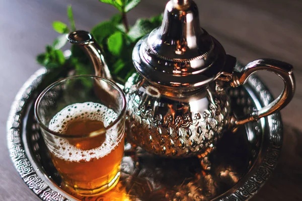 geleneksel Fas çay kapatır